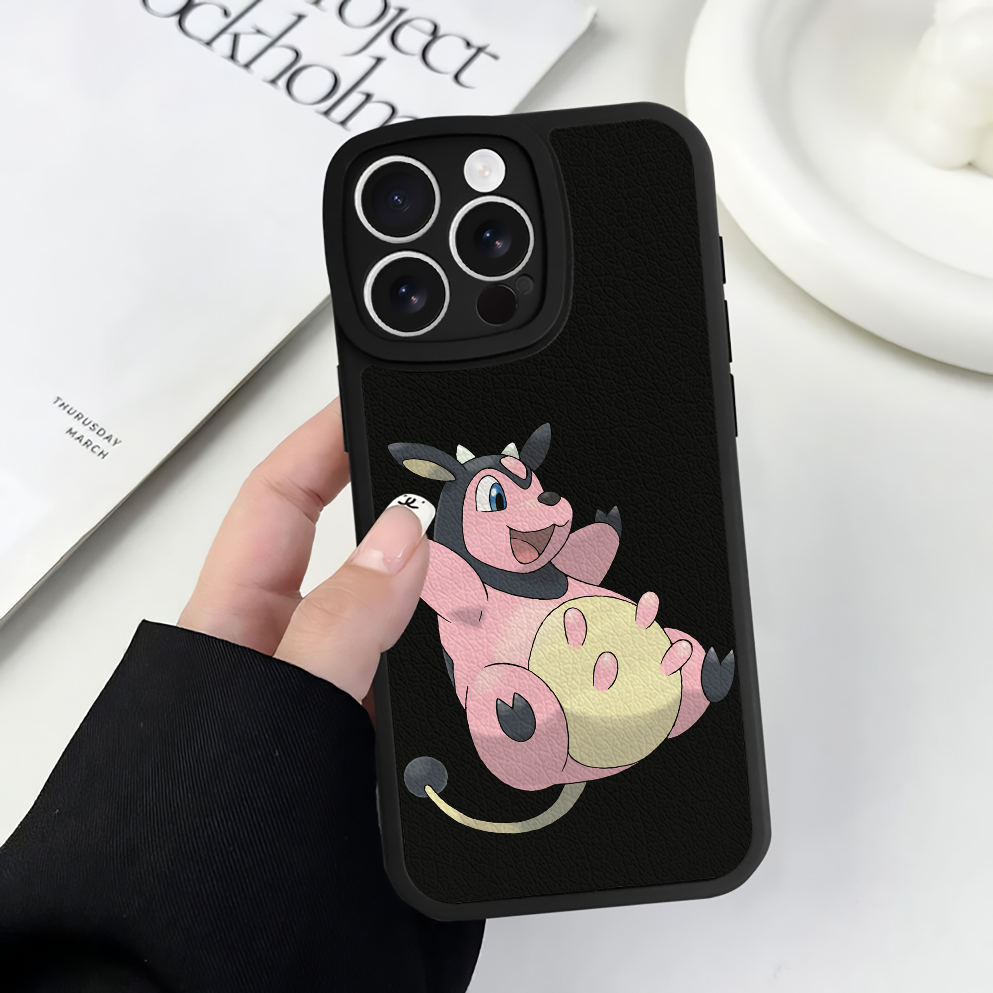 （画像用） ポケットモンスター Pokémon 【iPhone 16シリーズ対応】シリコンスマホケース（レザー調） 材質：シリコン